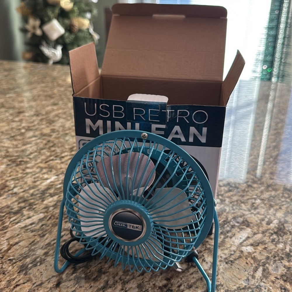 NIB Geek TEC Blue USB Mini Retro Fan